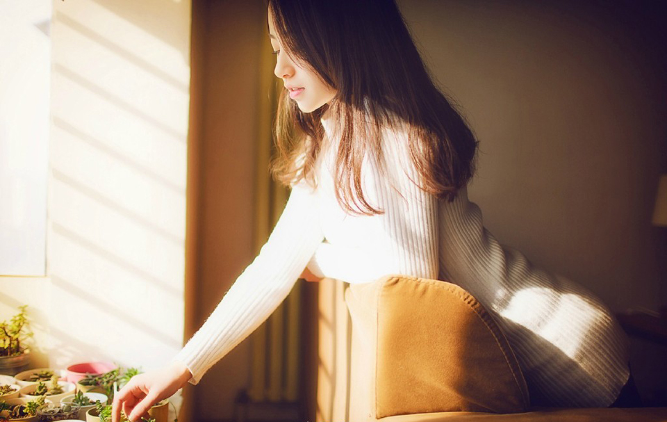 “越快越好，孔明这几日不间断来信催促。”刘备沉声道：“只是如何撤兵，还要跟两位军师商议一番。”