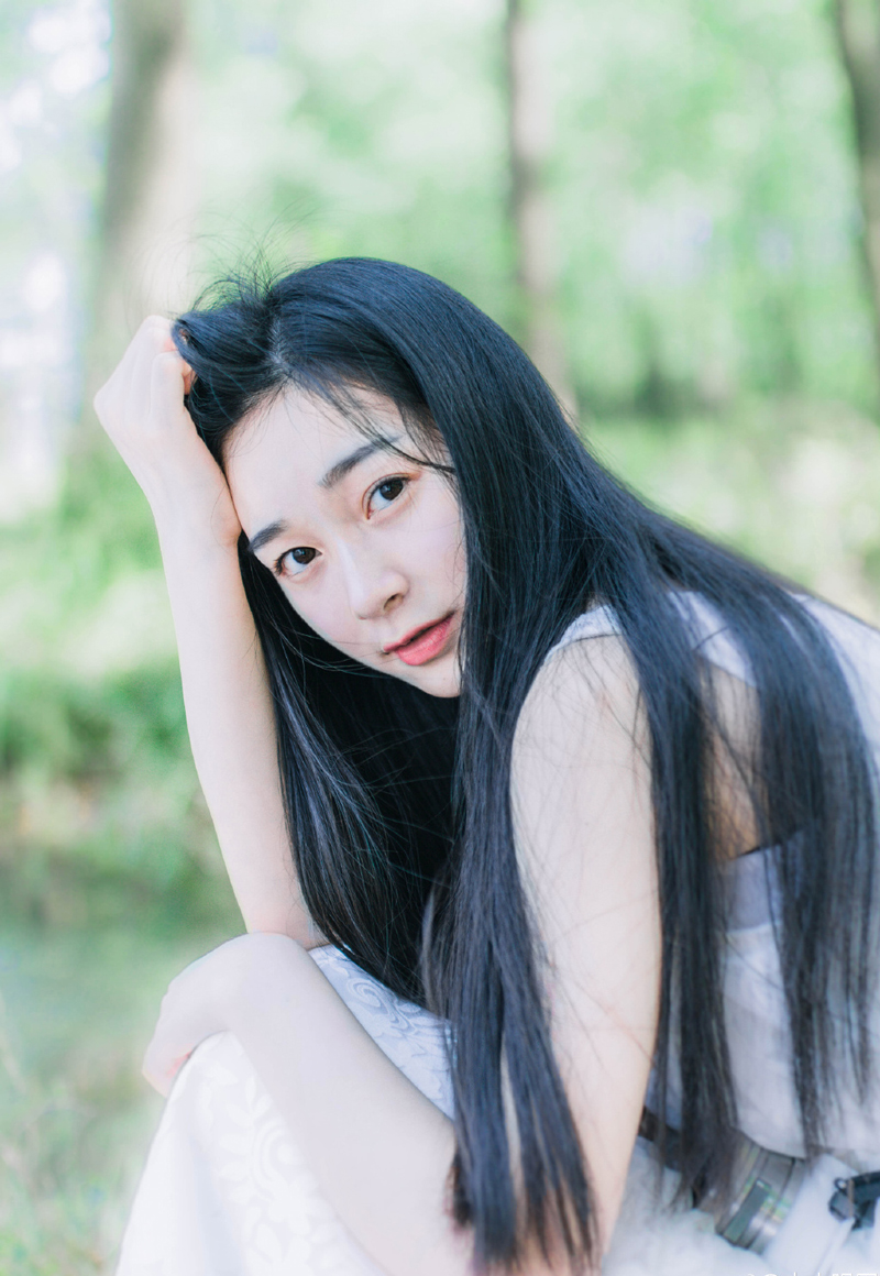 我情愿用一份铭肌镂骨的爱情换取我们一份源源不断的友谊。